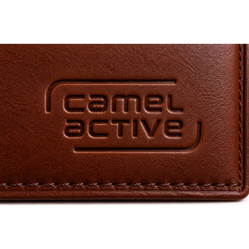 Tłoczone logo Camel Active na naturalnej skórze Tłoczone logo Camel Active na naturalnej skórze